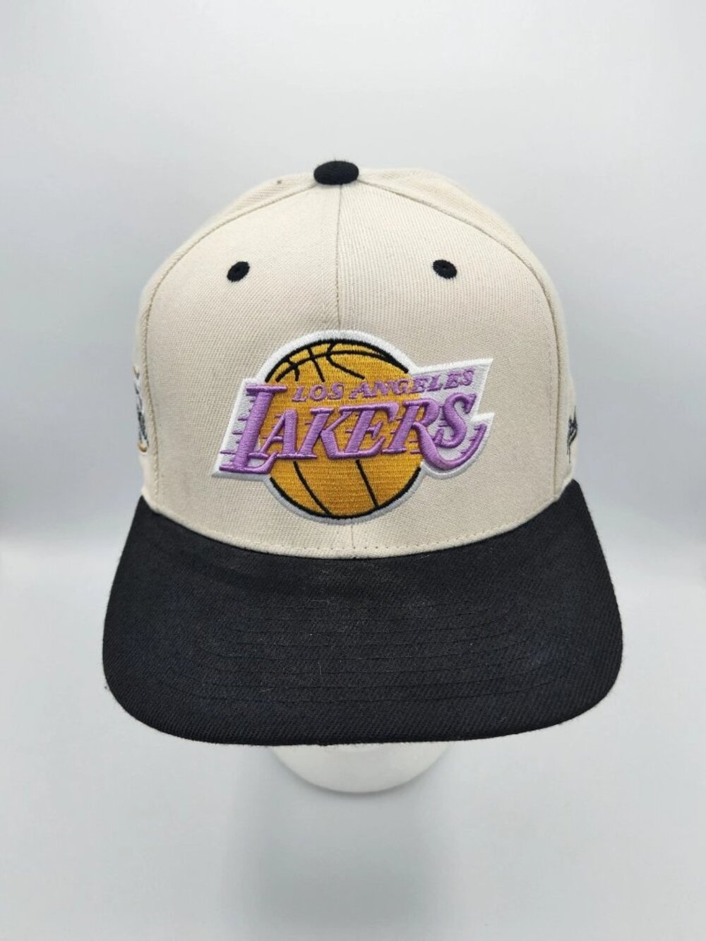 Los Angeles Lakers Hat Off White Mitchell & Ness 2010 NBA Finals Size 7 1/8 EUC